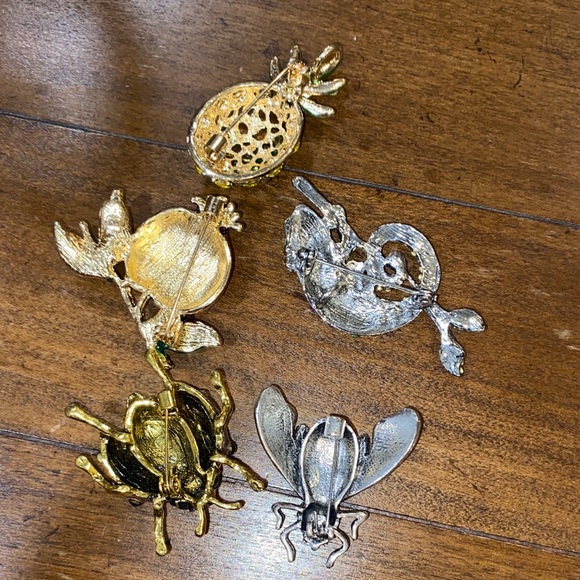 Rhinestone brooches - Picture 2 of 3